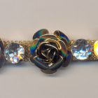 decorazione metallica con rose e strass
