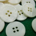 bottone madreperla effetto graffiato