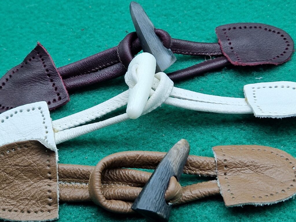 SPRHR 9 Paia Di Alamari In Pelle PU Per Cappotti, 3 Colori (Nero, Marrone, Bianco), Bottoni A Fodera In Resina, Accessori Fai Da Te