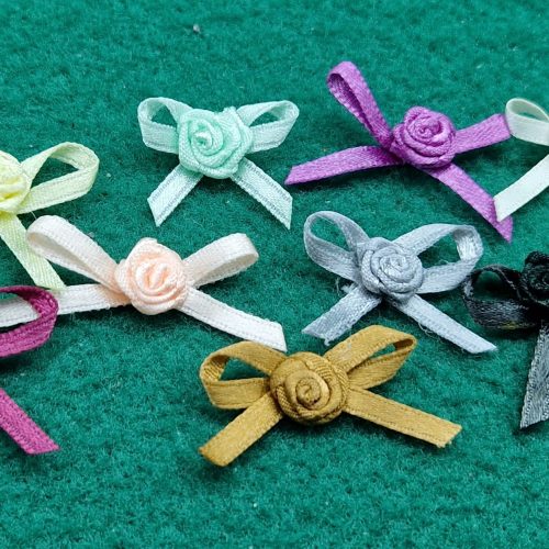 100 Fiocchi Di Raso Colorati Assortiti 10 Mm - Piccoli Nasi Prelegati Per Bomboniere, Fai Da Te, Scrapbooking E Decorazioni Matrimoniali