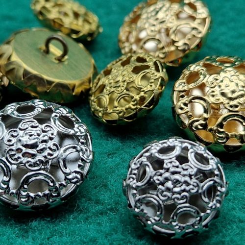 BOTTONE METALLO SCATOLATO TRAFORATO