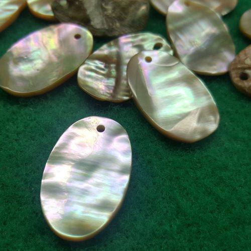 ciondolo ovale in madreperla goldfish