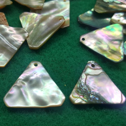 ciondolo triangolare in madreperla