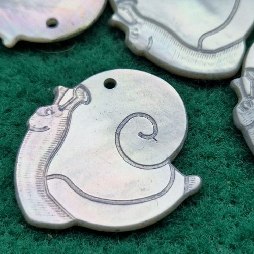 CIONDOLO MADREPERLA CHIOCCIOLA