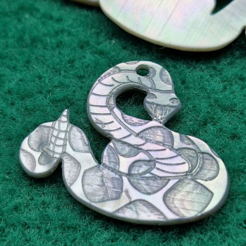 CIONDOLO MADREPERLA SERPENTE