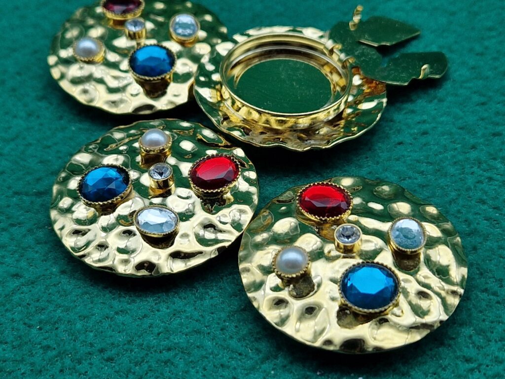 copri bottoni dorati martellati