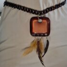 cintura ciondolo quadrato e piume