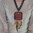 collana ciondolo quadrato e piume
