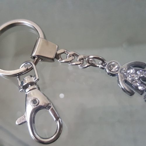 portachiavi con decorazione in metallo e strass