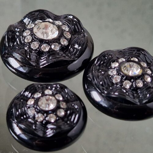 bottone nero decorato con strass