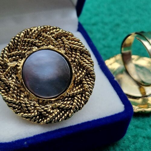 anello regolabile con decoro in rilievo e madreperla