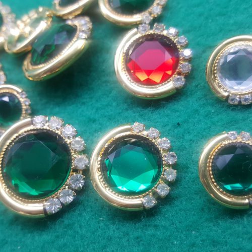 Bottoni dorati con strass e pietra acrilica