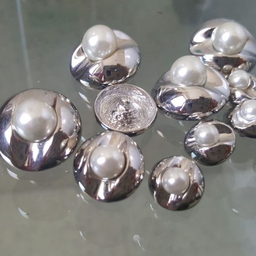 bottoni in metallo con perla
