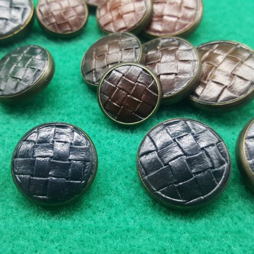 bottoni in eco-pelle intrecciati