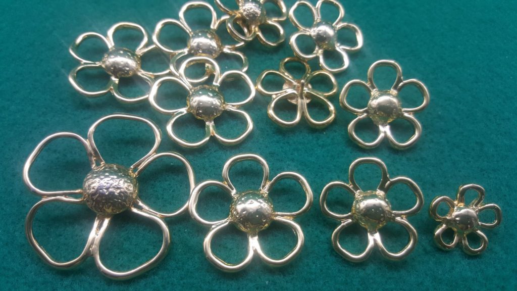 SHINEOFI 100pezzi Bottoni Forma di Fiore Due Fori Bottoni da Cucito in Resina Colorati Accessori per Abbigliamento per Ragazzo Ragazza per Decorazioni Fai da Te Colore Casuale