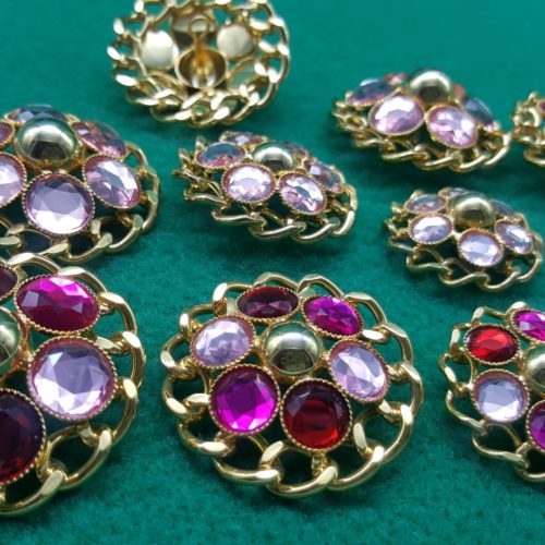 bottoni dorati pietre e bordo catena