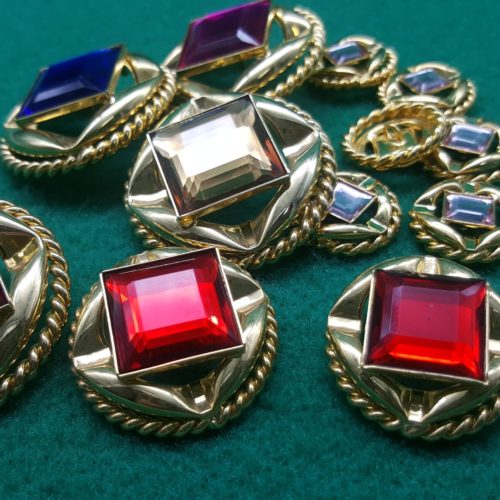 bottoni dorati pietra quadrata