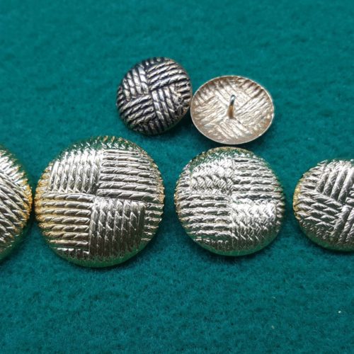 bottoni dorati a scacchiera