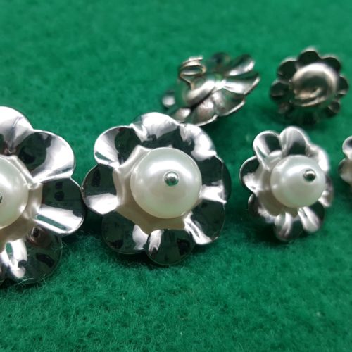BOTTONI METALLO FIORELLINO CON PERLA