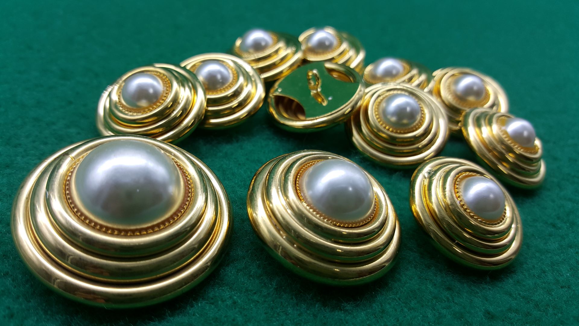 BOTTONI DORATI A TRE ANELLI con perla - Produzione e vendita