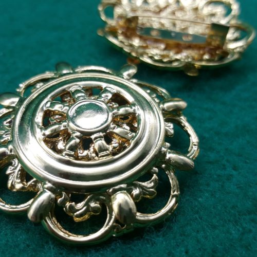 spilla dorata traforata