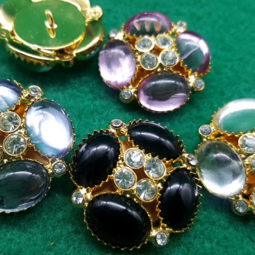 bottoni dorati con pietre ovali