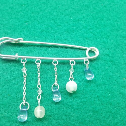 spilla kilt con pendenti