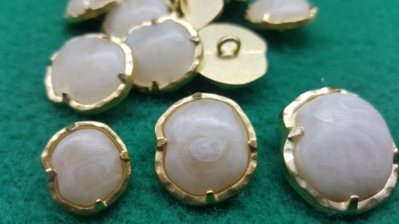 bottone dorato con perla sfumata bianca