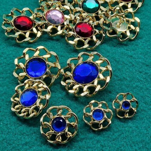 bottoni dorati catena con pietre