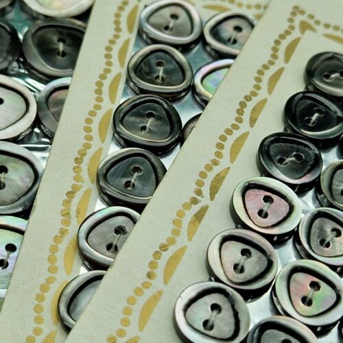 BOTTONE MADREPERLA triangolo