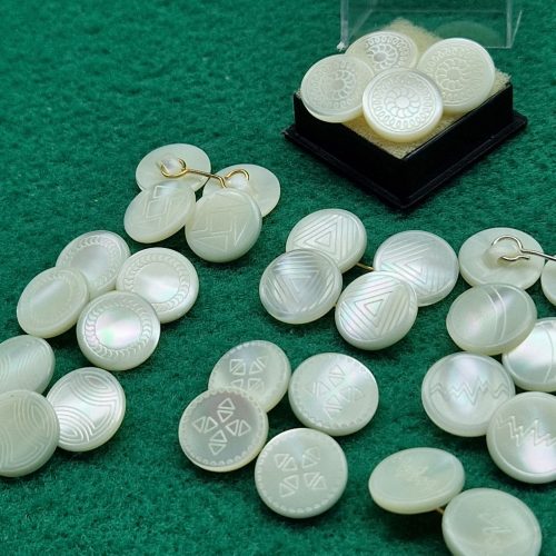 BOTTONI GEMELLI MADREPERLA INCISA LASER