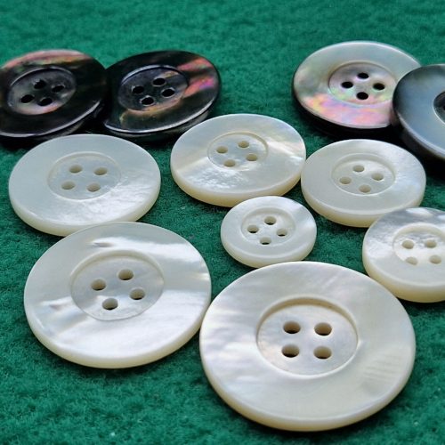 Bottone madreperla bordo quattro fori