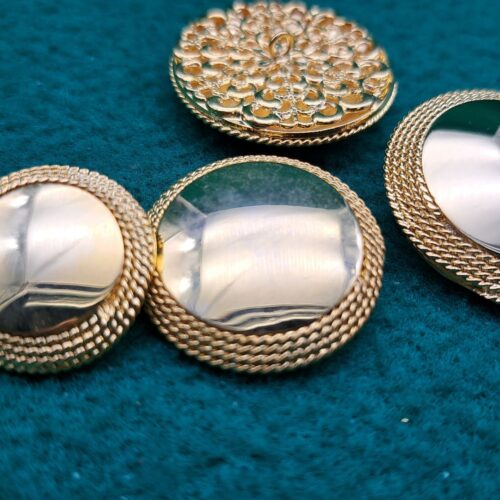 bottone dorato bordo decorato