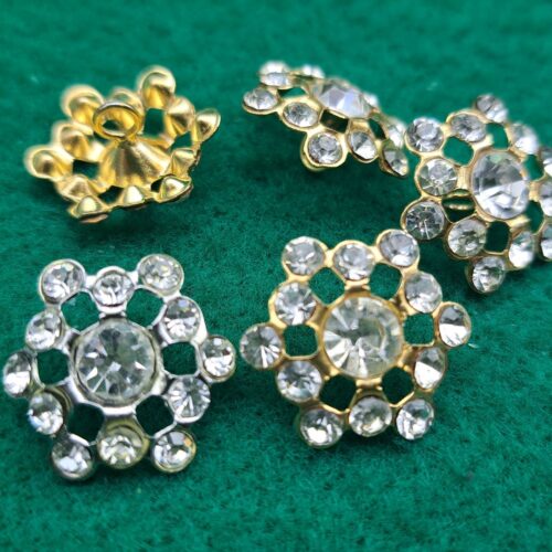 bottone traforato con strass