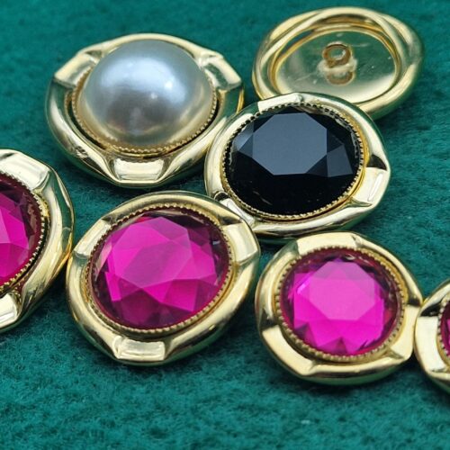 bottoni dorati con pietra