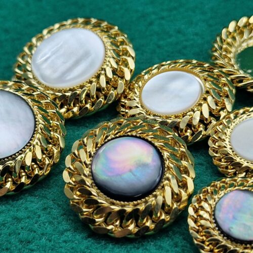 bottoni in madreperla con catena diamantata