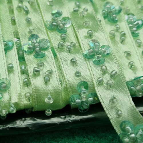 nastro raso verde con perline
