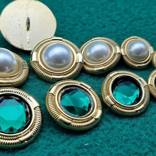 bottoni dorati con pietre