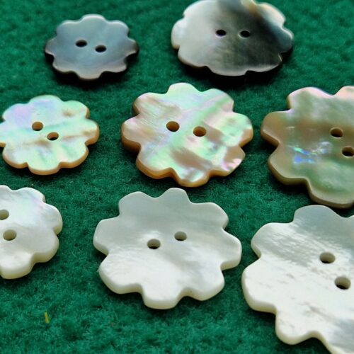 bottoni madreperla fiore stilizzato