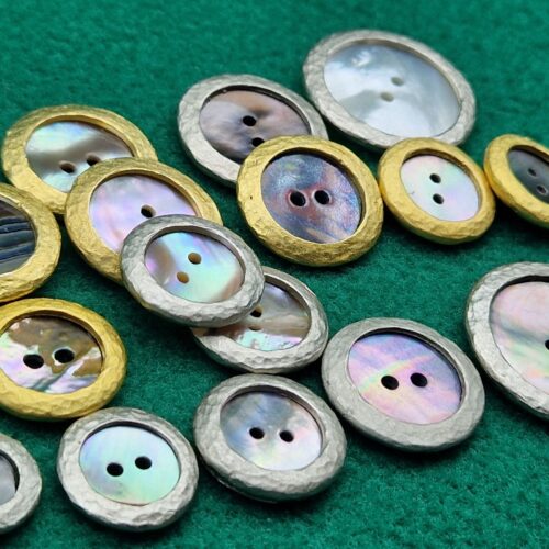 bottoni madreperla 2 fori martellato