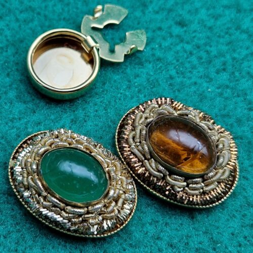 copribottone ricamato con pietra