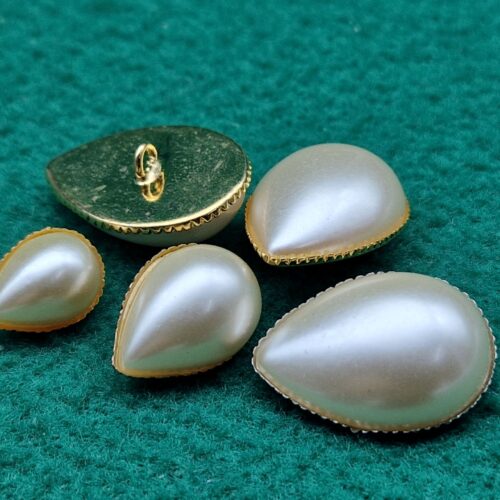 bottoni dorati a goccia con perla