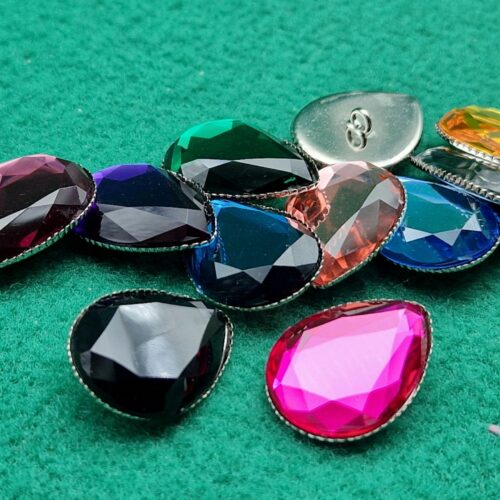 bottoni dorati a goccia con pietre