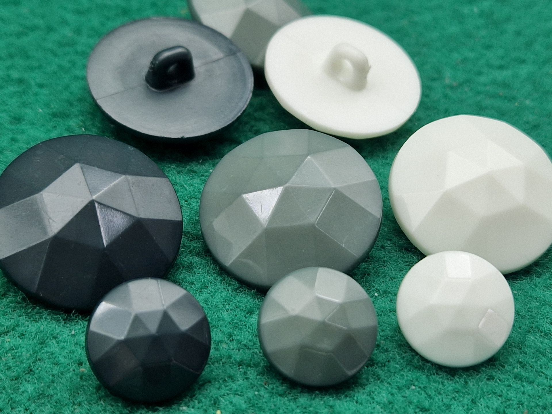 bottoni nylon piramide sfacettati bottoni nylon piramide sfacettati