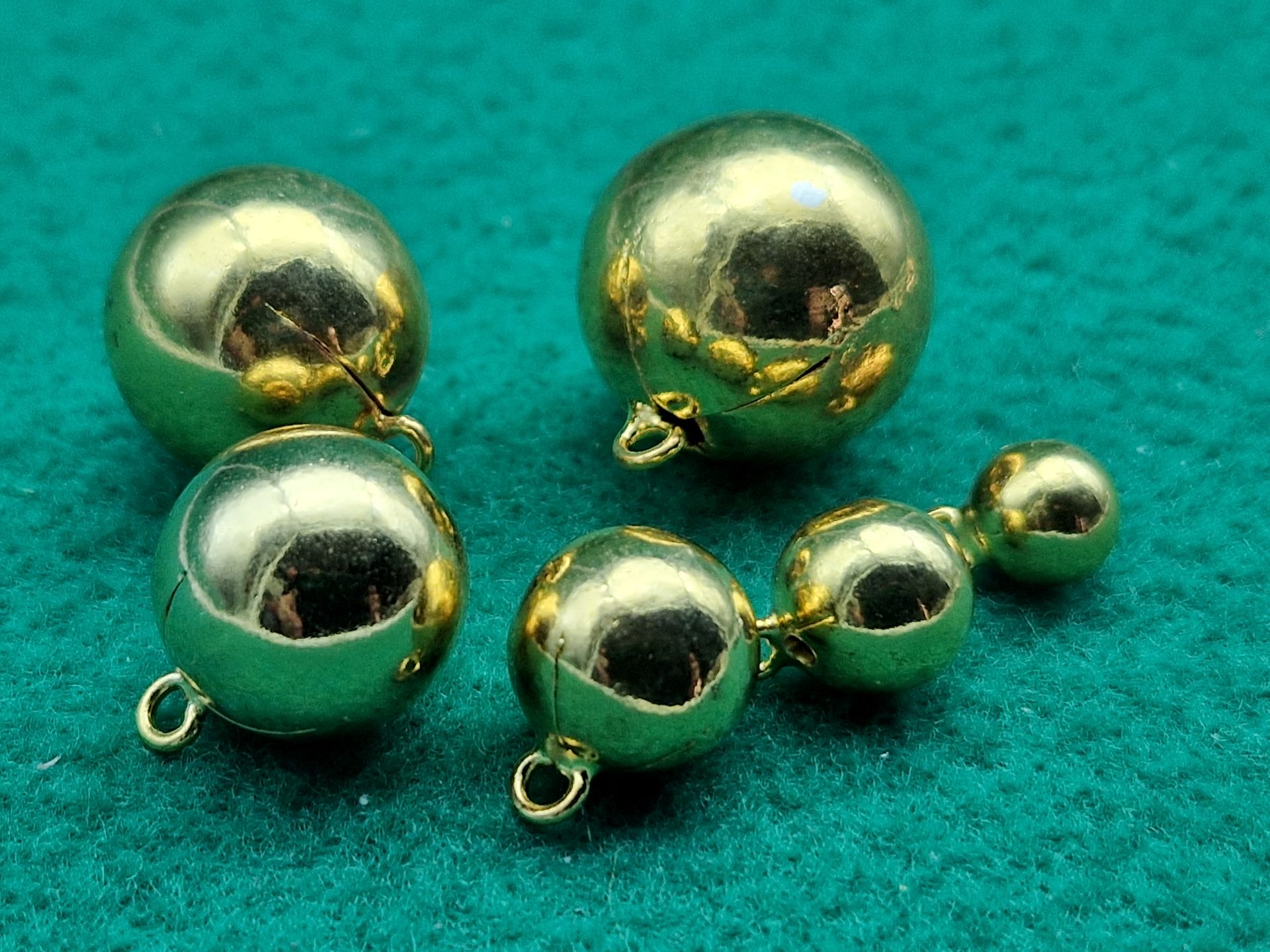 bottoni dorati sfera