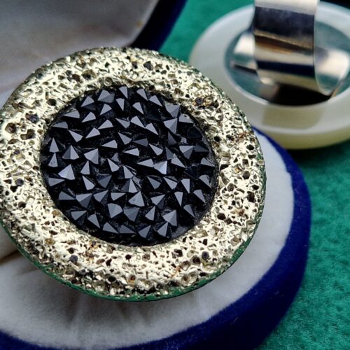 anello dito con cristalli neri