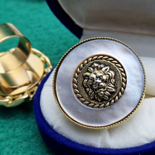 anello madreperla con leone