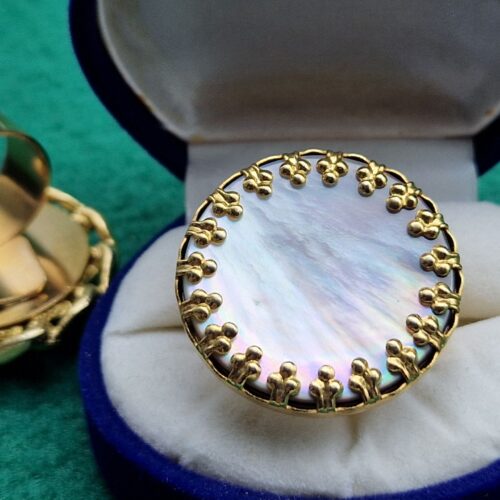 anello dito madreperla corona